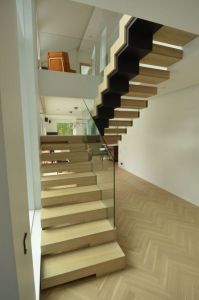 U-trepp, kandekonstruktsioon kokku keevitatud 6 mm teraslehtedest