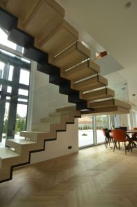 Tammest astmetega metalltrepp