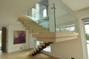 Tammest astmetega metalltrepp