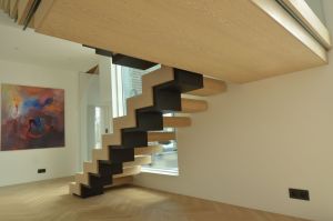 Tammest astmetega metalltrepp