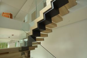 Tammest astmetega metalltrepp