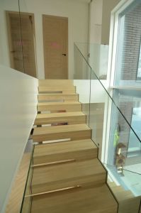 Tammest astmetega metalltrepp