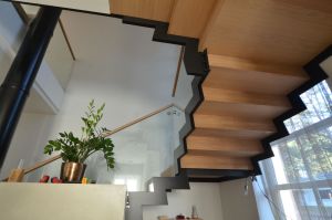 Metalltrepp tammest astmetega.