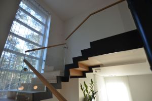 Metalltrepp tammest astmetega.