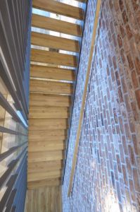 Metalltrepp tammest astmetega