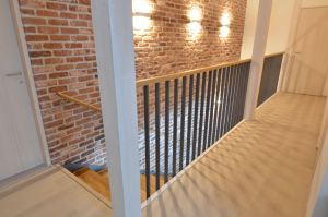 Metalltrepp tammest astmetega