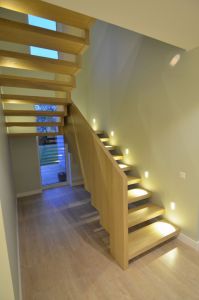 Kandekonstruktsiooniks 55 mm paksune tammespooniga spoonitud vineerkilp. Astmed 57 mm tamme liimpuidust "karpastmed"