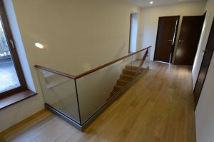 Tammespooniga kaetud metalltrepp.