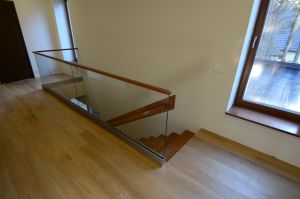 Tammespooniga kaetud metalltrepp.