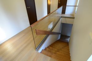 Tammespooniga kaetud metalltrepp.