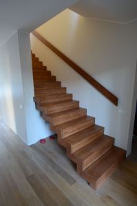 Kandekonstruktsiooniks sik-sak terasleht, mis on kaetud vineeri ja tammespooniga.