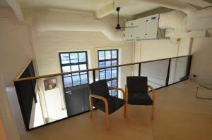 Kasevineerist trepp, piirdeks metallvõrk.