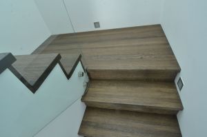 Kinnine tamme liimpuidust astmetega trepp