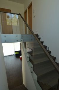 Kinnine tamme liimpuidust astmetega trepp