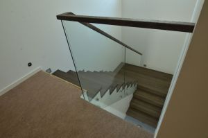 Kinnine tamme liimpuidust astmetega trepp