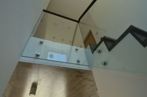 Kinnine tamme liimpuidust astmetega trepp