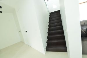 Kinnine u-trepp. Aste ja varvaslaud liimitud kokku kalde all