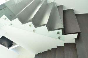 Metallkonstruktsioonil trepp tamme liimpuidust astmete ja varvaslaudadega.