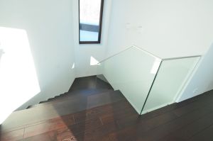 Metallkonstruktsioonil trepp tamme liimpuidust astmete ja varvaslaudadega.