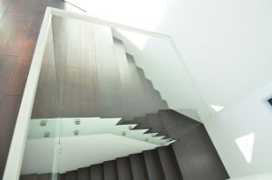 Metallkonstruktsioonil trepp tamme liimpuidust astmete ja varvaslaudadega.