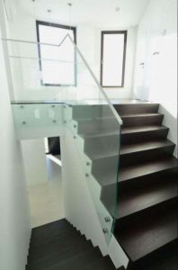 Metallkonstruktsioonil trepp tamme liimpuidust astmete ja varvaslaudadega.