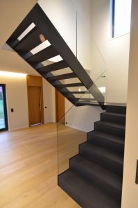 Metalltrepp tammest astmetega.