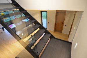 Metalltrepp tammest astmetega.