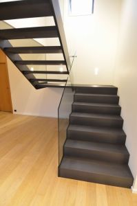 Metalltrepp tammest astmetega.