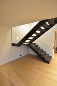 Metalltrepp tammest astmetega.