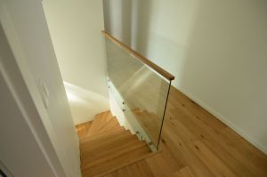 Kinnine varvaslaudadega trepp