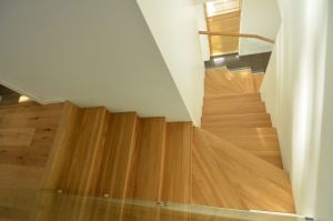 Kinnine varvaslaudadega trepp