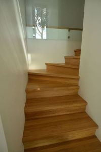 Kinnine varvaslaudadega trepp