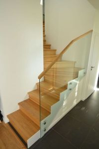 Kinnine varvaslaudadega trepp