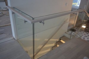 Kirgas karastatud 12 mm klaas kinnitatud punktkinnitustega lae serva külge