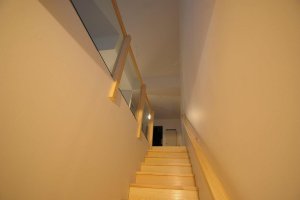 Kirgas karastatud klaas puitpostide vahel.