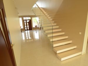 Konsoolid 160x60 mm karprauast, kaetud saare liimpuidust astmetega. Piiredks kirgas 12 mm karastatud klaas.