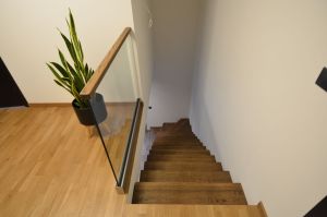 Konsoolne L-trepp, astmed tamme liimpuidust