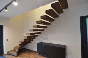 Konsoolne L-trepp, astmed tamme liimpuidust