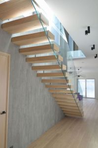 Konsooltrepp tamme liimpuidust astmetega.