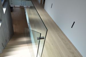 Konsooltrepp tamme liimpuidust astmetega.