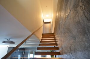 Konsooltrepp tamme liimpuidust astmetega.