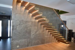 Konsooltrepp tamme liimpuidust astmetega.