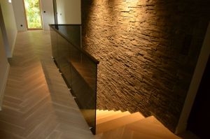 Sirge konsooltrepp halli klaasiga