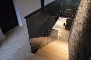 Konsooltrepp halli klaasiga.