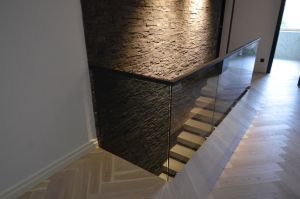 Konsooltrepp halli klaasiga.