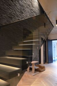 Konsooltrepp halli klaasiga.