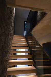 Konsooltrepp halli klaasiga.