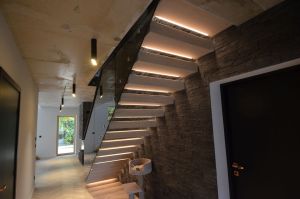 Konsooltrepp halli klaasiga.