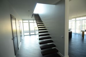 Konsooltrepp tamme liimpuidust astmetega.