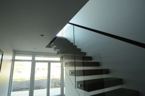 Konsooltrepp tamme liimpuidust astmetega.